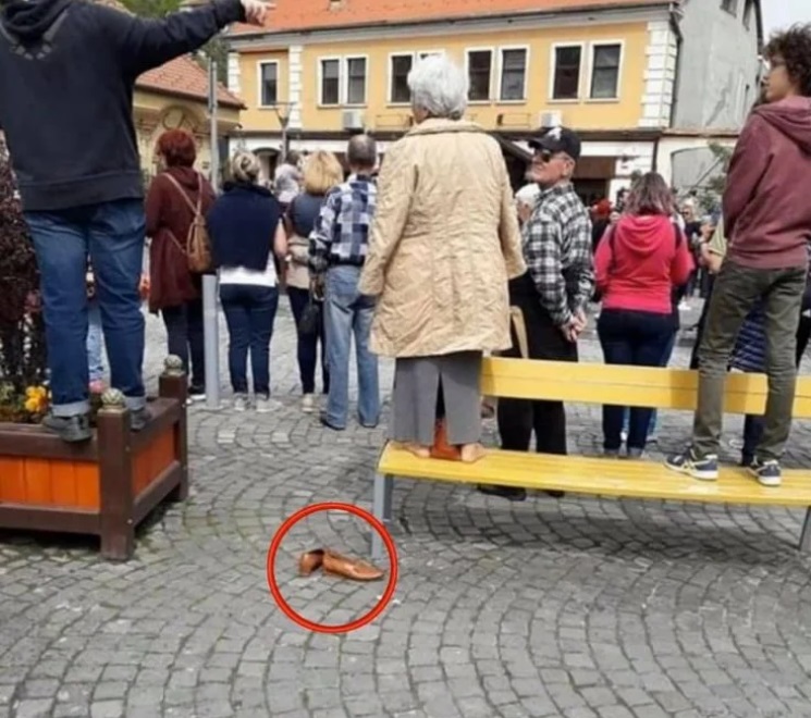 Bătr&acirc;na care s-a descălțat