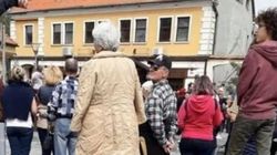 O bătrânică le-a dat clasă tuturor. Femeia s-a descălțat de pantofi, iar mai apoi s-a urcat pe o bancă. Ce a urmat apoi i-a impresionat pe toți