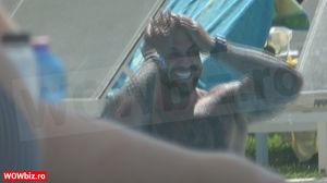 Alex Bodi la piscina