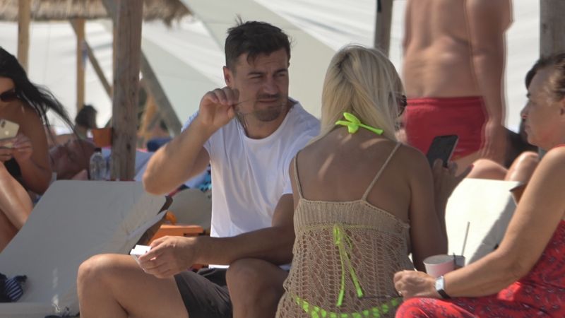 Elena Udrea, la mare, impreuna cu Adrian Alexandrov