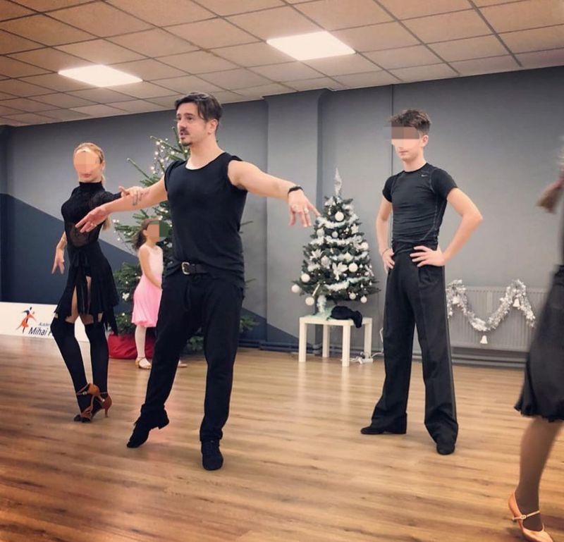 Mihai Petre predă lecții de dans la propria școală