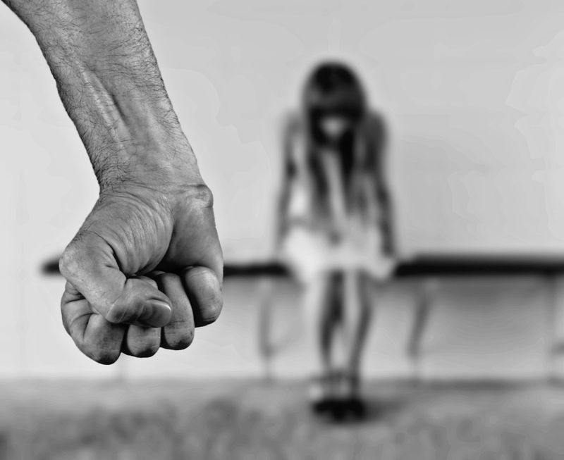 Au omorât-o fără milă pentru că a vrut să se îmbrace cu blugi 