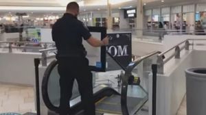 Un băiețel de doi ani din SUA a murit, după ce tatăl l-a scăpat pe scările rulante din mall