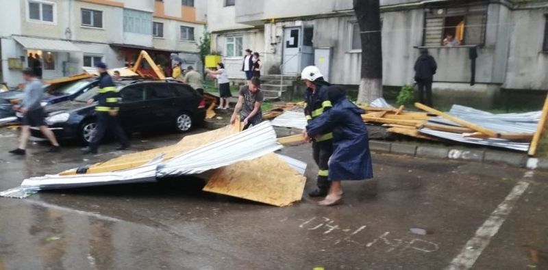 Acoperiș pus la păm&acirc;nt de rafale