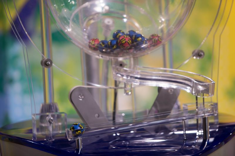 Extragerile la Loto 6/49 au loc la ora 18:15