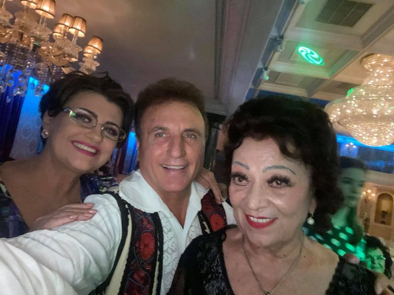 Maria Ciobanu, alături de colegii săi din muzică