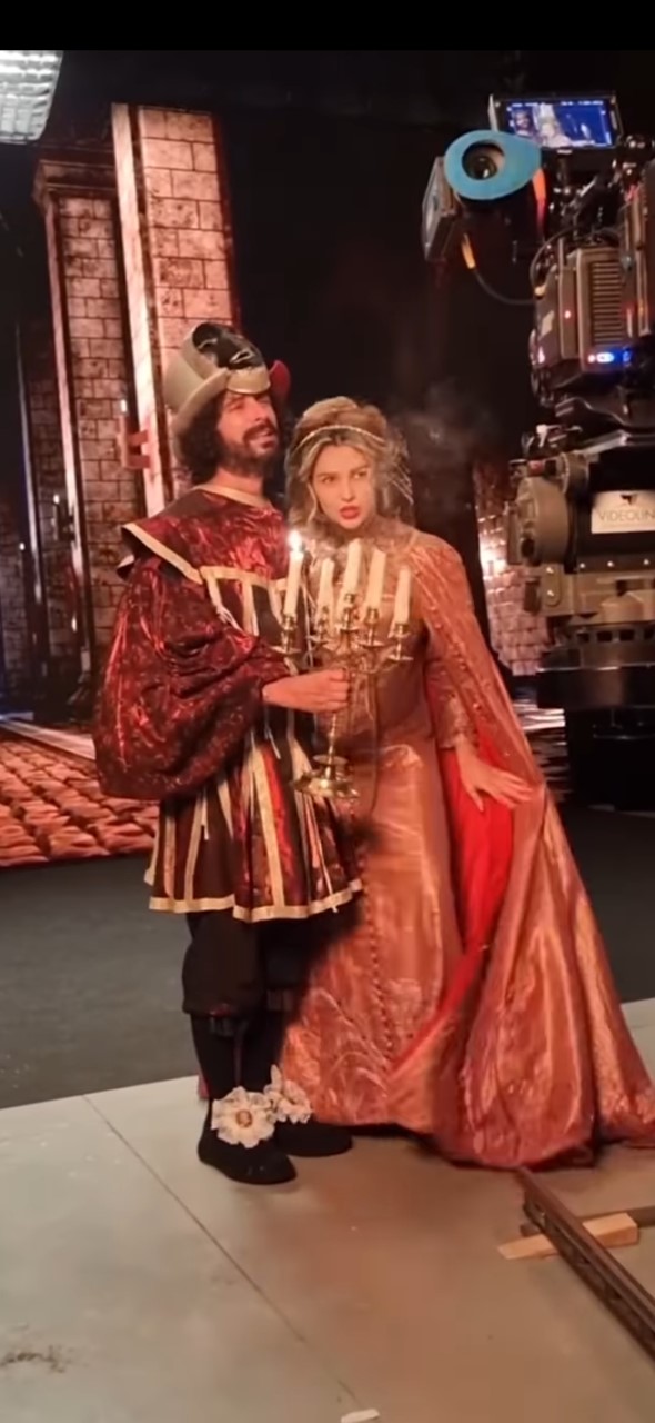 Lora &icirc;nsărcinată