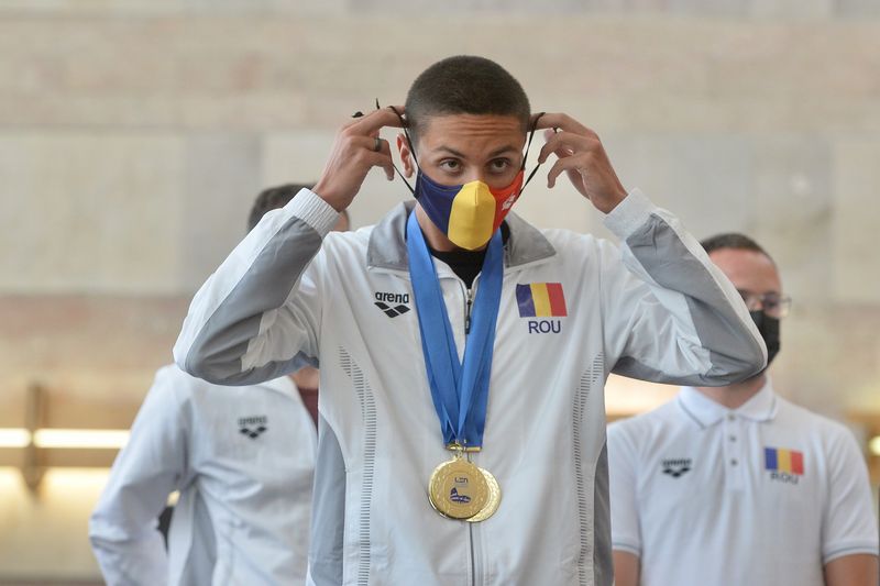 Ce înălțime are David Popovici