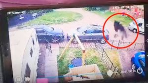 VIDEO / Activitate paranormală surprinsă pe camera de luat vederi! O umbră neagră a băgat frica într-u cartier întreg