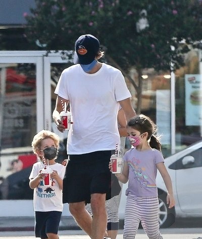 Cum arată cei doi copii ai lui Mila Kunis și Aston Kutcher