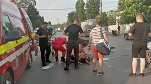 Conducătorul trotinetei electrice, căzut pe șosea