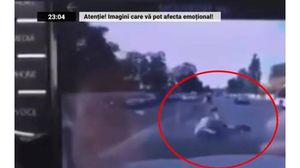 Momentul în care tânărul de pe trotinetă cade în fața mașinii
