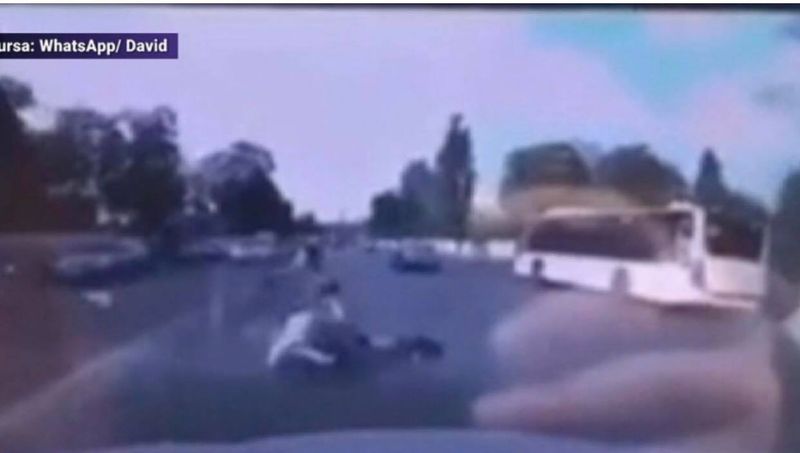 Momentul în care tânărul de pe trotinetă cade în fața mașinii