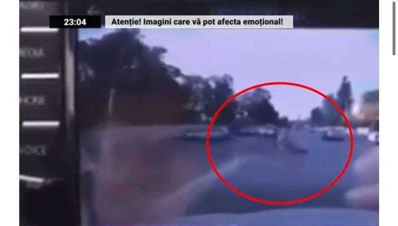 Momentul în care tânărul de pe trotinetă cade în fața mașinii