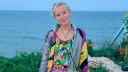 Ea este Tiara, fetița de 11 ani care vinde accesorii făcute cu mâna ei, pentru a-și salva cățelușul paralizat: ”Este cea mai solară persoană pe care am cunoscut-o”