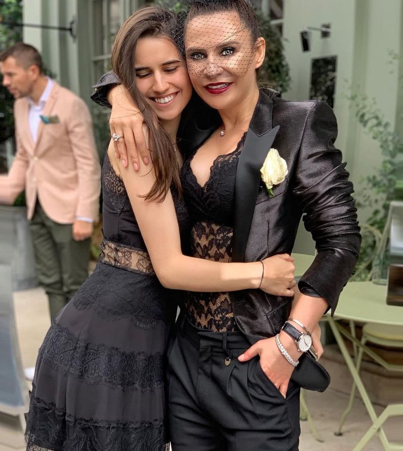 Sara este mâna dreaptă a Adinei în companie