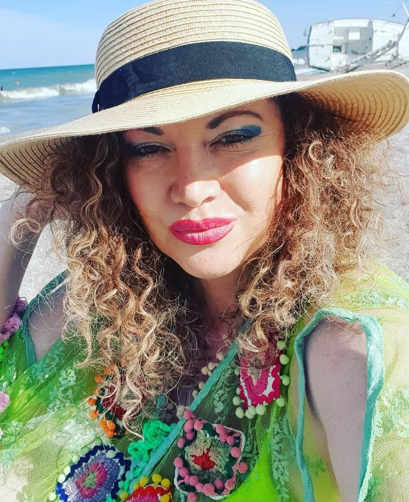 Oana Lis a fost surprinsă singură pe plajă, &icirc;n vacanță. Viorel a rămas &icirc;n camera de hotel