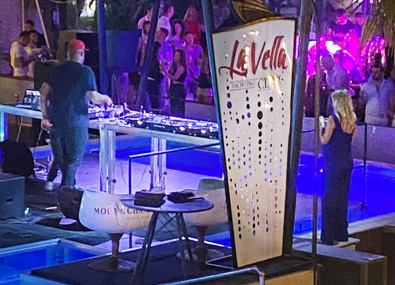 Cabral mixează, soția cu burta la gură dansează