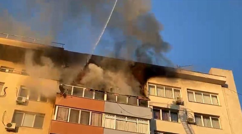 Incendiu puternic &icirc;n centrul Bucureştiului! Două apartamente au ars complet 