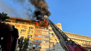 Incendiu puternic în centrul Bucureştiului! Două apartamente au ars complet 