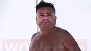 Adrian Minune la plaja, alaturi de doua femei