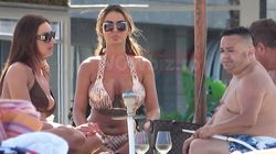 EXCLUSIV! Adi Minune a ieșit la plajă cu "două perechi de ochelari de soare"! Ce contează că marea-i la un kilometru, când ai cu ce-ți scălda ochii pe șezlong