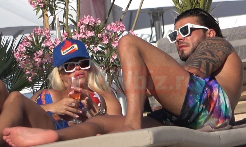 Anda Adam și iubitul ei forțos, ATINGERI INTERZISE la plajă