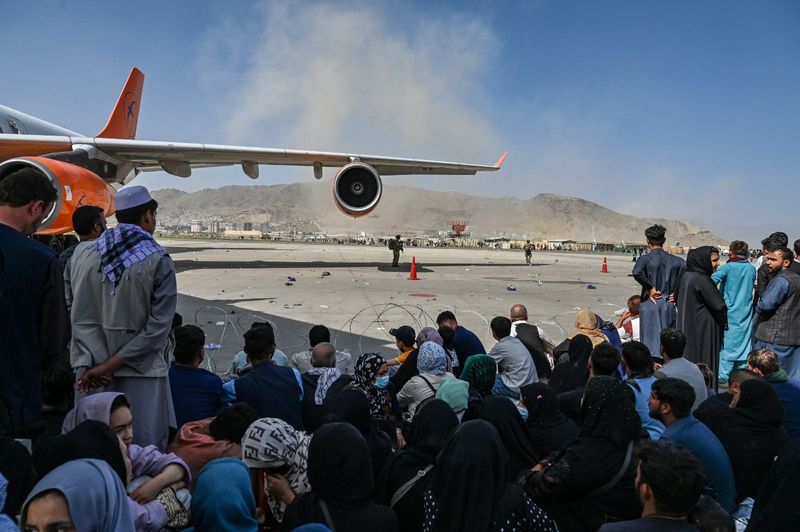 Imagine de pe una din pistele aeroportului din Kabul