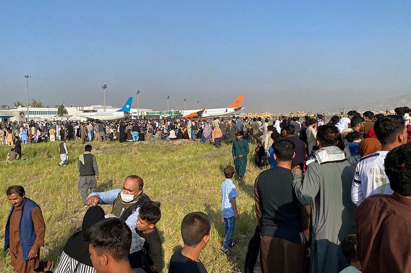 Imagine de pe una din pistele aeroportului din Kabul
