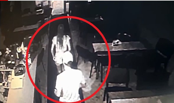 Momentul &icirc;n care Alexandra și Lucian Mercea părăsesc un restaurant. Imaginile au fost surprinse cu c&acirc;teva ore &icirc;nainte ca ea să-l &icirc;njunghie mortal. 