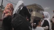 Mame afgane disperate și-au aruncat bebelușii peste sârmă ghimpată pe aeroportul din Kabul