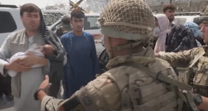 Oamenii încearcă să scape de un viitor sub grupul militant