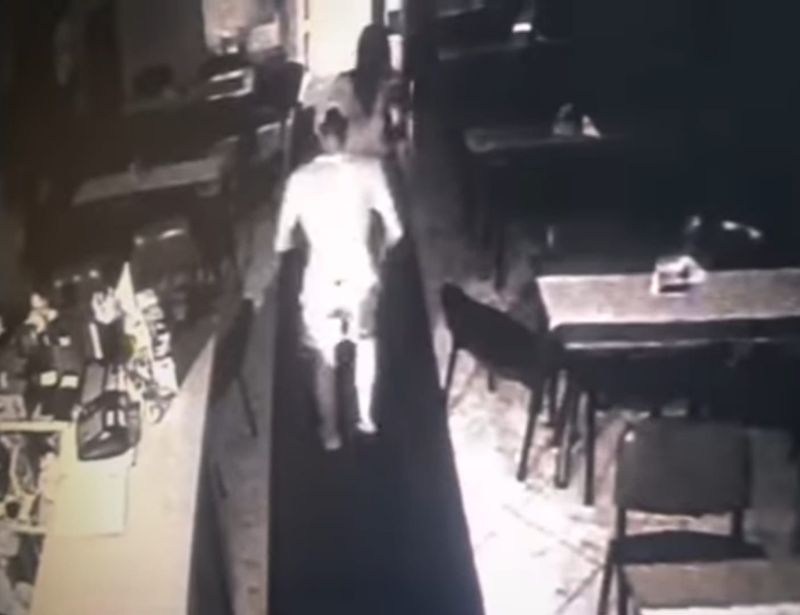 Pe imagini se observă cum cei doi părăsesc împreună restaurantul unde s-au întâlnit