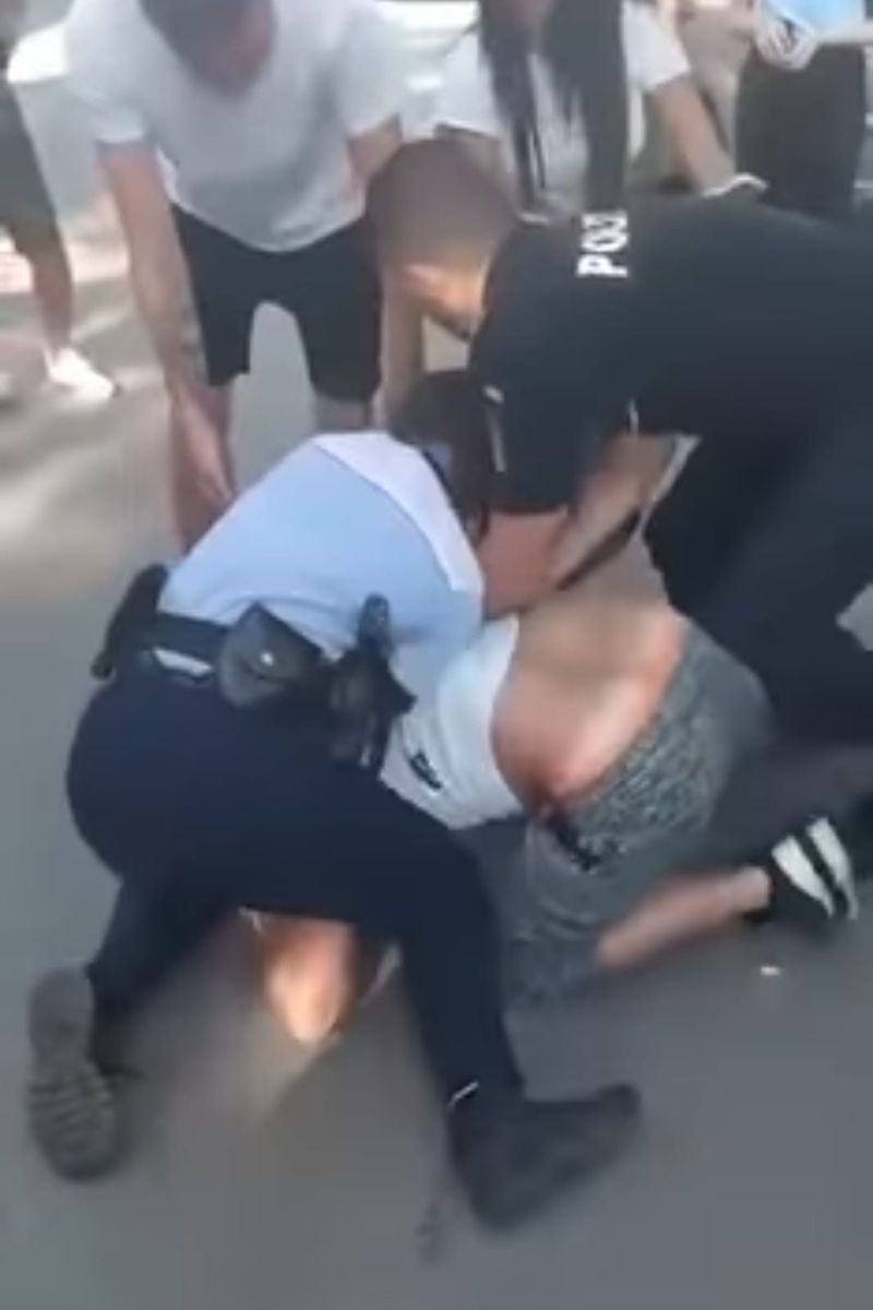 Polițista a fost lovită cu pumnul de un agresor