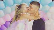 Maya locuiește în Italia cu tatăl ei