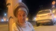 Bătrâna a fost transportată la spital cu o ambulanță