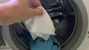 De ce e bine să pui un șervețel umed în mașina de spălat rufe