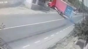 Bătrână, evitată în ultima secundă de un șofer de TIR