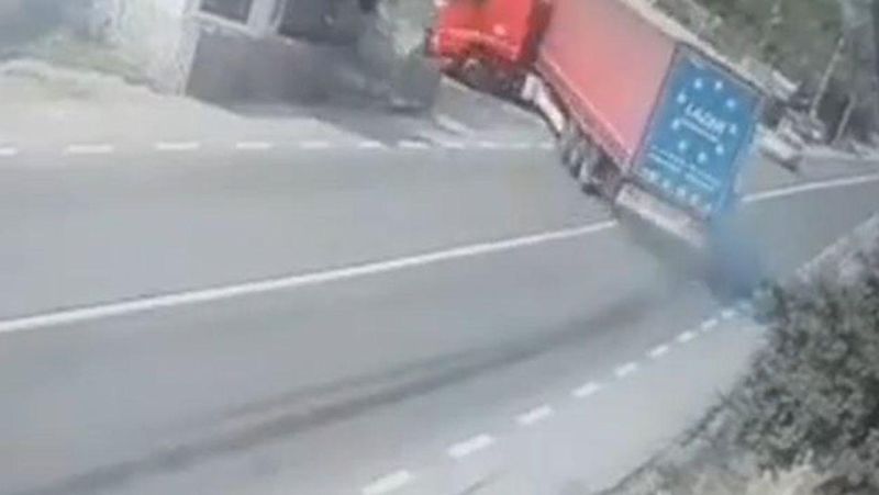 Bătr&acirc;nă, evitată &icirc;n ultima secundă de un șofer de TIR