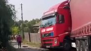 Bătrână, evitată în ultima secundă de un șofer de TIR