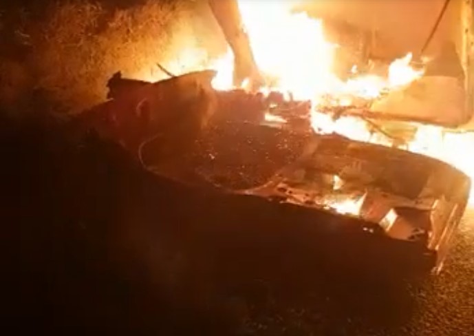 După ce a căzut în șanț, mașina s-a aprins ca o torță. 