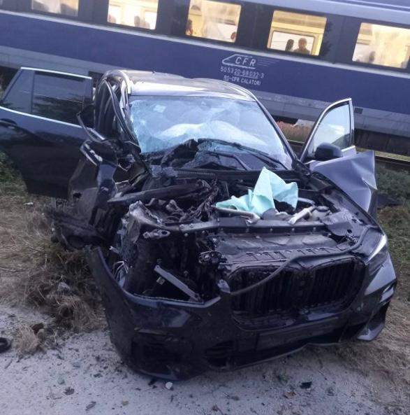 Un tren care circula spre Constanța a intrat într-o mașină! 