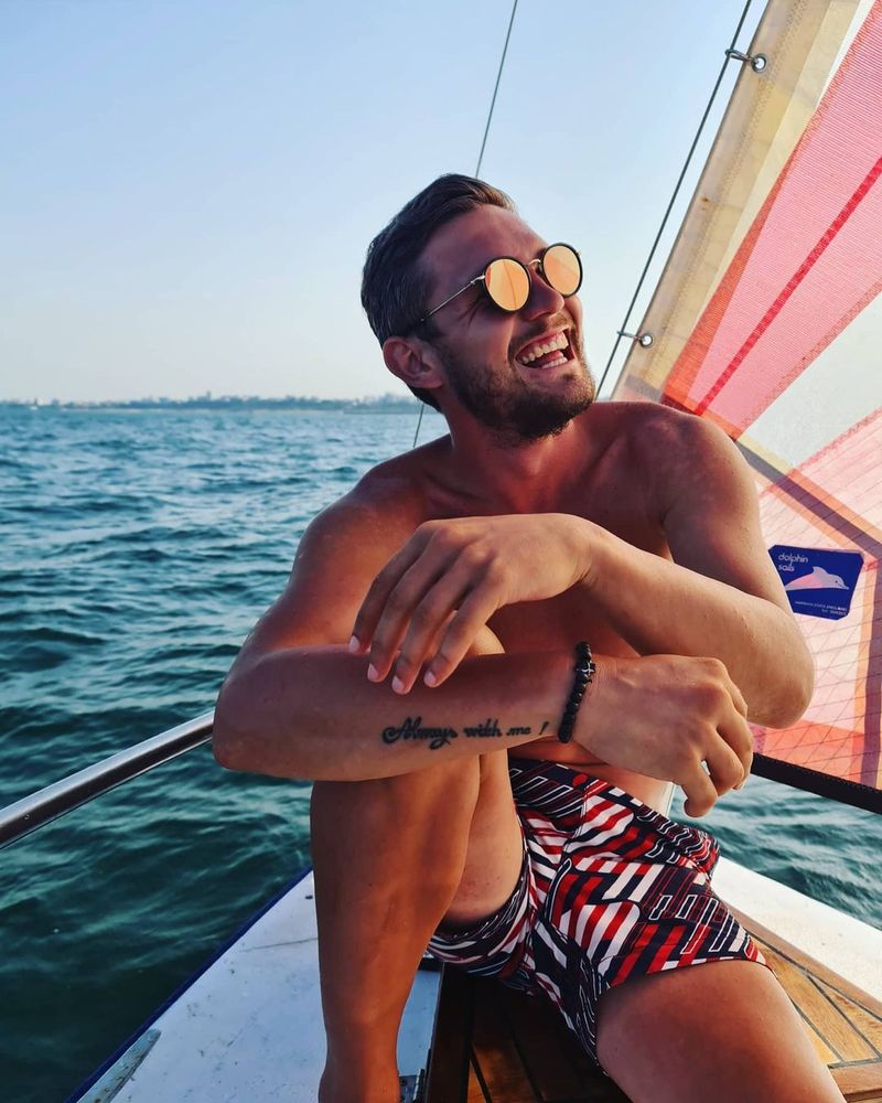 Ștefan Ciuculescu este co-prezentator al emisiunii online „Bărbați vs femei” 