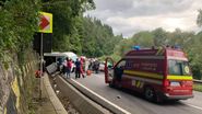 Un autoturism și un microbuz s-au izbit puternic
