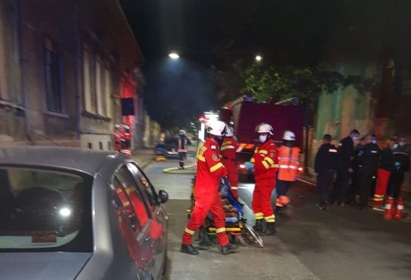 Imagine de la locul incendiului Incendiu de proporții la Spitalul de Psihiatrie Arad
