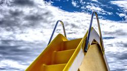 O mamă din Caransebeș și-a aruncat copilul de pe tobogan. Motivul șocant pentru care femeia a reacționat în acest mod