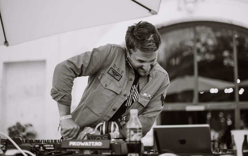 Andi Moisescu a debutat prima oară în radio, în 1990
