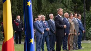 Klaus Iohannis a decorat pompierii români