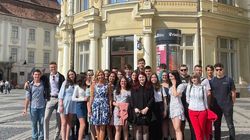 Carmen Iohannis a apărut așa la festivitatea de deschidere a noului an școlar! Stai să vezi cât costă geanta purtată de Prima Doamnă