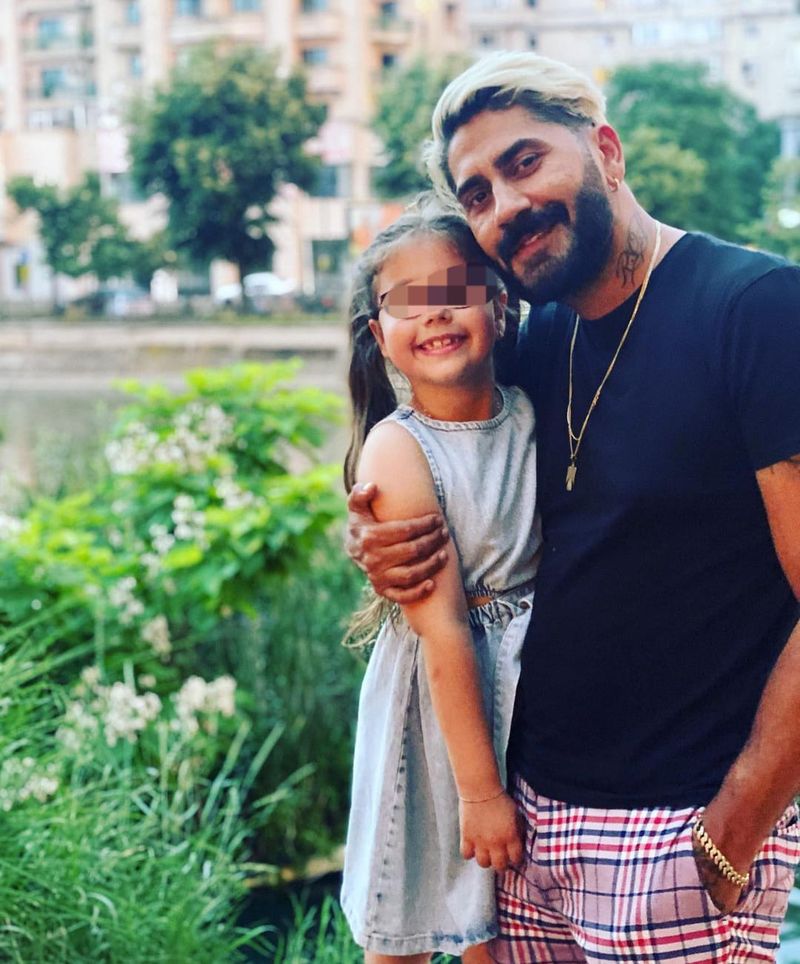 Connect-R nu și-a dorit ca fiica lui să învețe într-un mediu ca cel de pe vremea când el era elev